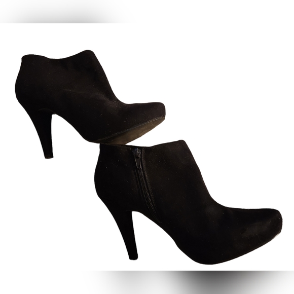 π Black Faux Suede Call it Spring Ankle Booties Size 8 - Picture 2 of 5